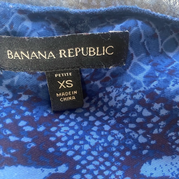 Banana Republic XS Petite Blue Sleeveless v neck blouse snakeskin print - Picture 2 of 5